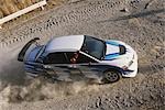 Voiture de rallye et des nuages de poussière