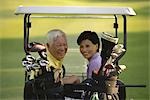 Couple en voiturette de golf