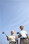 Low Angle View of lächelnd Golfer Golf Clubs halten
