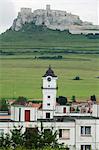 Tour d'horloge de la vieille ville et les ruines du château de Spissky, fondée en 1209, patrimoine mondial de l'UNESCO, Spisske Podhradie, Slovaquie, Europe