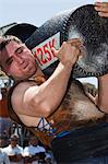 Weight lifting im Wettbewerb der starke Mann, während San Fermin, laufen der Stiere Festival, Pamplona, Navarra, Baskenland, Spanien, Europa