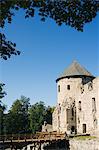 Die Ruinen der Burg Cesis, Residenz des Master des Schwertbrüderordens 1237, mittelalterlichen Stadt im Gauja-Nationalpark, Cesis, Lettland, Baltikum, Europa