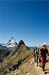 Wanderer zu Fuß auf Weg mit dem Matterhorn 4477m, darüber hinaus, Alpine Resort Zermatt, Wallis, Schweiz, Europa