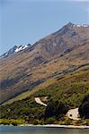 Une route sinueuse de montagne au bord du lac Wakatipu, près de Queenstown, Otago, île du Sud, Nouvelle-Zélande, Pacifique