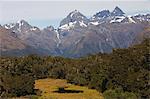 Une montagne tarn et la neige capped montagnes sur la piste Routeburn, parmi les grandes promenades de Nouvelle-Zélande, Fiordland National Park, patrimoine mondial de l'UNESCO, île du Sud, Nouvelle-Zélande, Pacifique