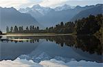 Lac Matheson reflétant une image parfaite près du Mont Tasman et Aoraki (mont Cook), 3754m, la plus haute montagne de l'Australasie, Alpes du Sud, Nouvelle-Zélande Île du Sud, Pacifique