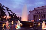 Fontaine au coucher du soleil, Rizal Park, quartier Intramuros, Manille, Philippines, Asie du sud-est, Asie