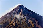 Mont Mayon, 2462 m, cône du volcan proche de la perfection avec panache de fumée, Province de Bicol, sud-est de Luzon, aux Philippines, Asie du sud-est, Asie