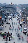 Gens dans la vieille ville, un patrimoine mondial de l'UNESCO, la ville de Pingyao, Shanxi Province, la Chine, l'Asie