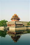 Eine Reflexion über den Palast Wehrturm im Burggraben von The Forbidden City Palace Museum, UNESCO Weltkulturerbe, Peking, China, Asien