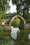 Un pont voûté à Yuanmingyuan (ancien palais d'été), Beijing, Chine, Asie