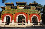 Fille chinoise sous une voûte vitrée au Confucius Temple Imperial College construit en 1306 par le petit-fils de Kubilai Khan, administration du système officiel d'examen confucéenne, Beijing, Chine, Asie