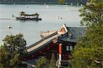 Bateaux de style chinois sur un lac dans le parc de Beihai, Beijing, Chine, Asie