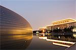 Sowjetischen Stil, die große Halle des Volkes kontrastiert mit The National Theatre Opera House, auch bekannt als The Egg, entworfen von dem französischen Architekten Paul Andreu und machte mit Glas und Titan, eröffnet 2007, Peking, China, Asien