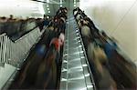 Passagers se déplaçant sur des escaliers mécaniques sur le Beijing subway, Beijing, Chine, Asie