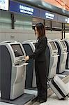 Une femme d'affaires chinois à l'aide de la self service check dans les machines à partie de Beijing Capital Airport du nouveau Terminal 3 bâtiment ouvert février 2008, le deuxième plus grand bâtiment dans le monde, Beijing, Chine, Asie