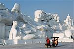 Die Schlitten fahren auf Schnee und Eis-Skulptur-Festival im Sun Island Park, Provinz Harbin, Heilongjiang, Nordostchina, China, Asien