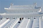 Un diapositives garçon bas une sculpture réplique géante de la cité interdite de Pékin à la neige et le Festival de sculptures de glace sur Sun Island Park, Harbin, Heilongjiang Province, Chine, Chine, Asie