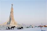 Ein Pferd und Wagen und Eis-Skulpturen an der Ice-Laternenfest, Harbin, Heilongjiang Provinz, Nordostchina, China, Asien