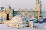 Ein Iglu und Schnee und Eis-Skulpturen an der Ice-Laternenfest, Harbin, Heilongjiang Provinz, Nordostchina, China, Asien