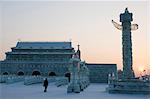 Coucher de soleil et de la réplique cité interdite ice sculpture à la fête des lanternes, Harbin, Heilongjiang Province, nord-est de la Chine, Chine, Asie