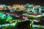 Sculptures de neige et de glace illuminés la nuit à la fête des lanternes, Harbin, Heilongjiang Province, nord-est de la Chine, Chine, Asie