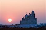 Sonnenuntergang über einer Eisskulptur eines Replikats Russisch-Orthodoxe Kirche auf dem Eis Laternenfest, Harbin, Heilongjiang Provinz, Nordostchina, China, Asien