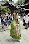 Traditionelle Kleidung und Prozession für die Teezeremonie, Yasaka Jinja Schrein, Kyoto-Stadt, Insel Honshu, Japan, Asien