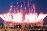 Feux d'artifice sur le stade National de nid d'oiseaux au cours de la cérémonie d'ouverture des 2008 Jeux olympiques, Pékin, Chine, Asie