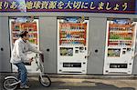 Cycliste, vending machines, Shinjuku, Tokyo, Honshu, Japon, Asie