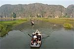 Bateau sur la rivière, paysages de montagne calcaire, Tam Coc, Ninh Binh, au sud de Hanoi, Vietnam du Nord, Asie du sud-est, Asie