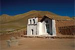 Extérieur d'une petite église dans un paysage aride près de Al Tatio geysers, désert d'Atacama, au Chili, en Amérique du Sud