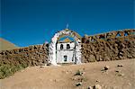 Petite église près de El Tatio geysers, désert d'Atacama, au Chili, en Amérique du Sud