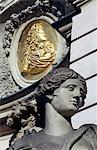 Nahaufnahme des Kopfes einer weiblichen Statue und Fries hinter an Zeughaus, Mitte, Berlin, Deutschland, Europa