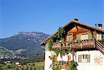 Maison traditionnelle de Sud-tyrolien au-dessous du village de Siusi Alpe di Siusi gamme ci-dessus, Dolomites, Haut-Adige, Italie, Europe