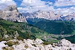 Vallée à l'est de Passo Gardena avec les villages de Colfosco (Kolfuschg) et Corvara, Dolomites, Haut-Adige, Italie, Europe