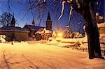 Verschneiten Friedhof und katholische Kirche im Dorf von Luceny nad Nisou, Isergebirge, Luceny nad Nisou, Liberecko, Tschechische Republik, Europa