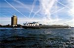 Bateau de fret sur la rivière Ij, Amsterdam, Pays-Bas (Hollande), Europe