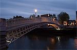 Half Penny Bridge (Ha'Penny Bridge) over Liffey River, Dublin, County Dublin, Republic of Ireland (Eire), Europe