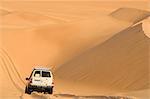 SUV auf Sanddünen Erg Awbari, Sahara Wüste, Fessan, Libyen, Nordafrika, Afrika