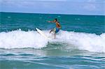 Surfer, Praia do Amor, Pipa, Natal, Rio Grande do Norte État au Brésil, en Amérique du Sud