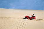 Dune buggy sur les dunes de sable, faire de Genipabu (Natal), Rio Grande Norte État au Brésil, en Amérique du Sud