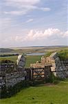 Mur d'Hadrien, patrimoine mondial UNESCO, Milecastle 37, vers le nord jusqu'à Broomleagh Lough, Northumberland, Angleterre, Royaume-Uni, Europe