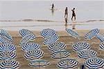 Parasols sur la plage, la famille à la mer, Jesolo, lagune de Venise, Vénétie, Italie, Europe