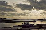 Bateaux de pêche échoués sur les plages, marée basse, estuaire Duddon, Cumbria, Angleterre, Royaume-Uni, Europe