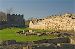 Mur sud du Roman Fort de Vindolanda, vue de l'ouest à la reconstruction, l'UNESCO World Heritage Site, Northumbria, Angleterre, Royaume-Uni, Europe