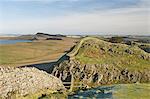 Rocher de Cuddy, vers l'est à Sewingshields Crags et Broomlee Lough, Roman Wall, UNESCO World Heritage Site, Northumbria, Angleterre, Royaume-Uni, Europe