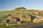 Teil des römischen Kastells lag, Blick nach oben zu Housesteads Wood, Hadrianswall, UNESCO World Heritage Site, Northumbria, England, Vereinigtes Königreich, Europa