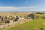 À l'est Sewingshields Crag, mur d'Hadrien, patrimoine mondial de l'UNESCO, Northumbria, Angleterre, Royaume-Uni, Europe