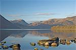 Premières lueurs surplombant south Lake Ullswater, Parc National de Lake District, Cumbria, Angleterre, Royaume-Uni, Europe